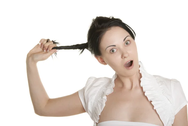 Молодая женщина тянет себя за косу — стоковое фото