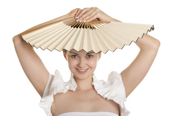 Mujer joven sostiene ventilador sobre la cabeza — Foto de Stock