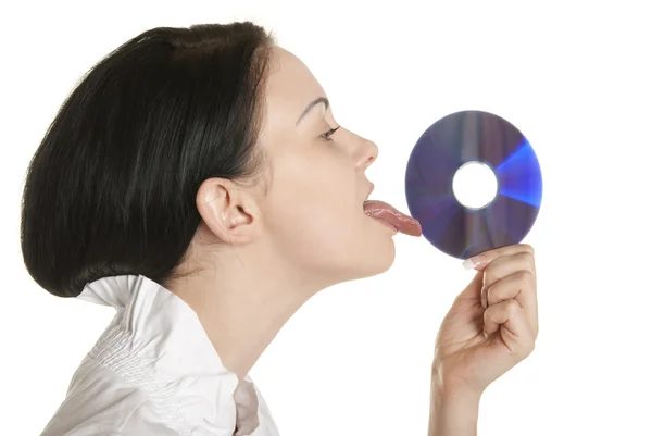 Unga kvinnan slickar optisk disk — Stockfoto