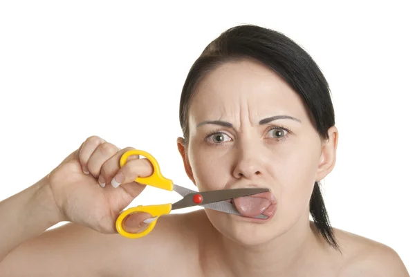 Jeune femme coupe à elle-même la langue — Photo