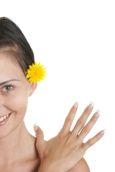 Молода жінка з жовтою квіткою — стокове фото