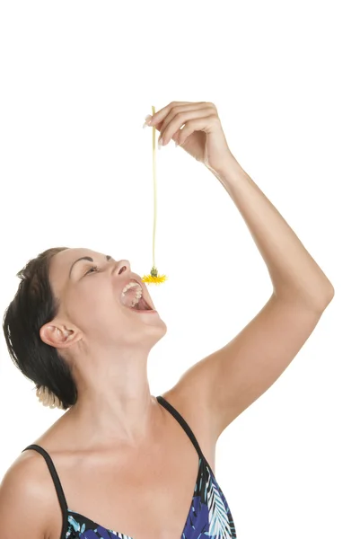 Junge Frau schluckt gelbe Blume — Stockfoto
