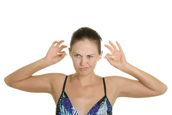 Kadın kulakları iki pamuk tomurcukları temizler — Stok fotoğraf