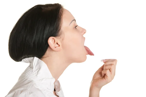 Jovem mulher furar a língua para fora — Fotografia de Stock