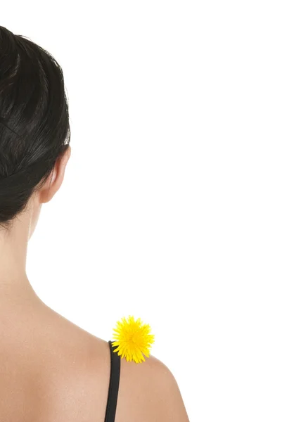 Blomma på axeln på kvinna — Stockfoto