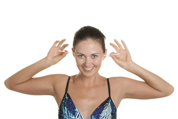 Frau reinigt Ohren mit zwei Wattestäbchen — Stockfoto
