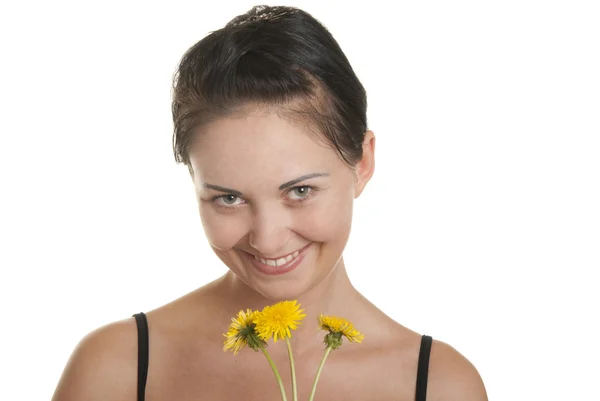 Щаслива жінка з жовтими квітами — стокове фото