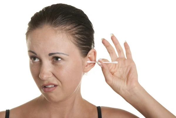 Mulher limpa orelhas botões de algodão — Fotografia de Stock