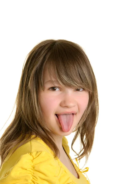 Hermosa chica pone fuera lengua — Foto de Stock