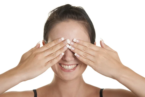 Mladá žena se zavře oči dlaněmi — Stock fotografie