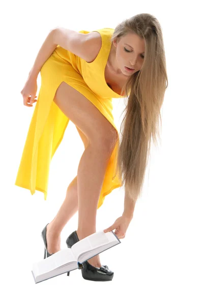 Piękna młoda kobieta w żółtej sukience z książki — Zdjęcie stockowe