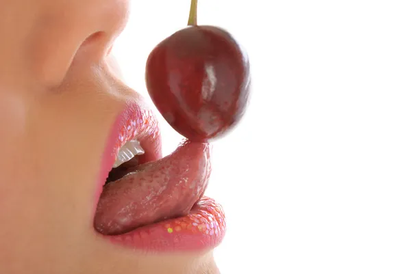 Vrouw met make-up likt cherry — Stockfoto