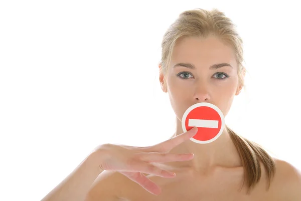 Mulher detém sinal de proibição antes da boca — Fotografia de Stock