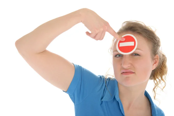 Jovem mulher detém sinal de proibição antes da testa — Fotografia de Stock