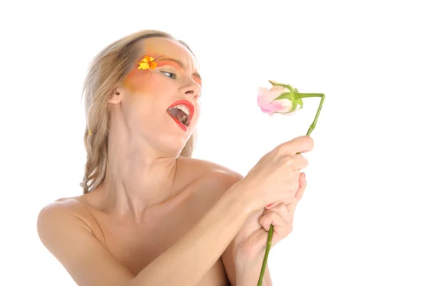 Mujer joven con flores canta — Foto de Stock