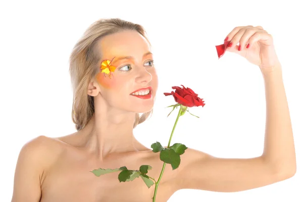 Молода жінка розриває пелюстки на квітці — стокове фото