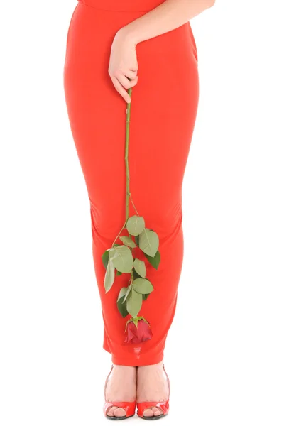 Ung kvinna innehar röd blomma — Stockfoto