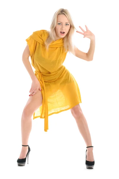Belle jeune femme en robe jaune — Photo