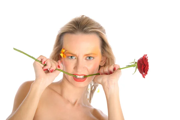 Mladá žena kousnutí květní stvol — Stock fotografie