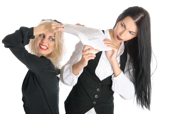 Quarrel de duas mulheres porque papéis — Fotografia de Stock