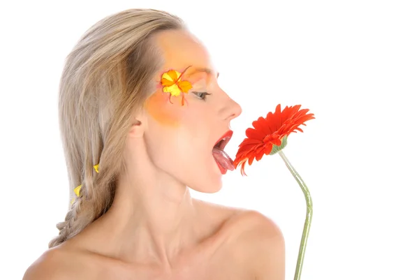 Mladá žena olizuje květ — Stock fotografie