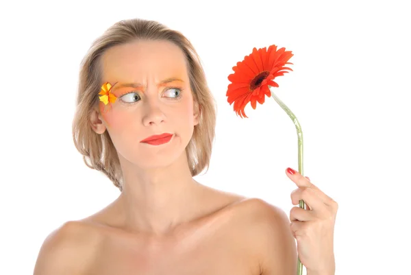 Здивована молода жінка з квіткою — стокове фото