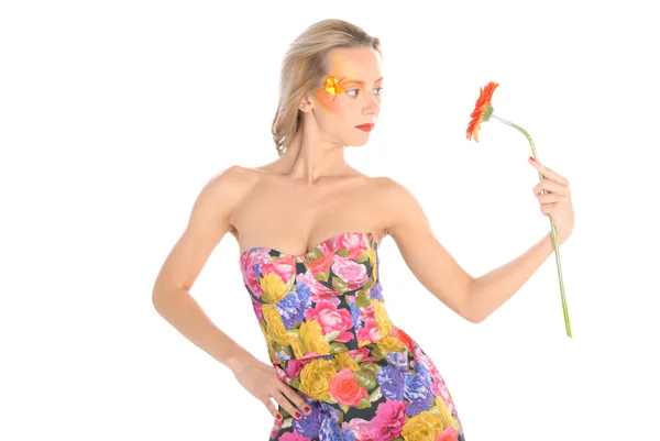 Jonge vrouw met rode bloem — Stockfoto