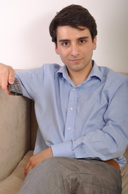 gülümseyen adam televizyon izlerken