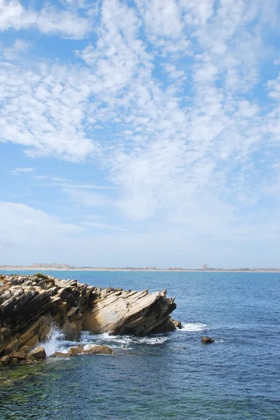 Baleal ビーチ (劇的な cloudscape の巨大な岩) — ストック写真