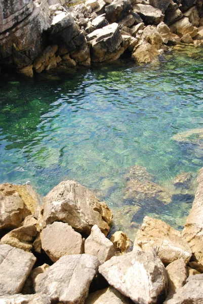 Красивая лагуна с зеленой водой океана — стоковое фото