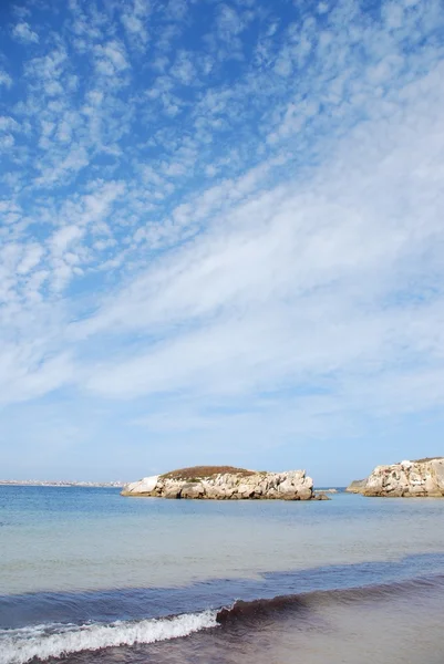 Huge rock at Baleal beach (dramatic cloudscape) — Stock Photo, Image