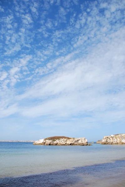 Riesiger Felsen am Baleal Beach (dramatische Wolkenlandschaft) — Stockfoto