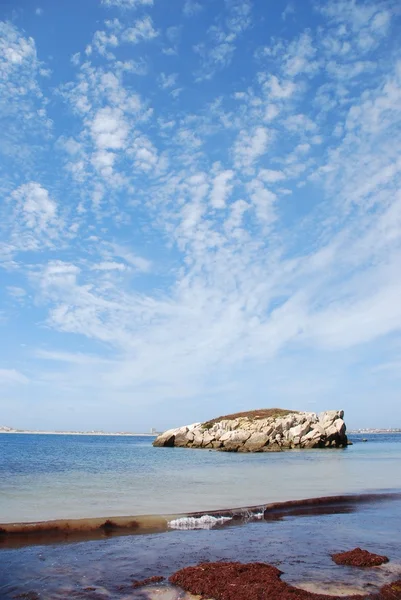 Огромная скала на пляже Балеал (драматический облачный ландшафт ) — стоковое фото