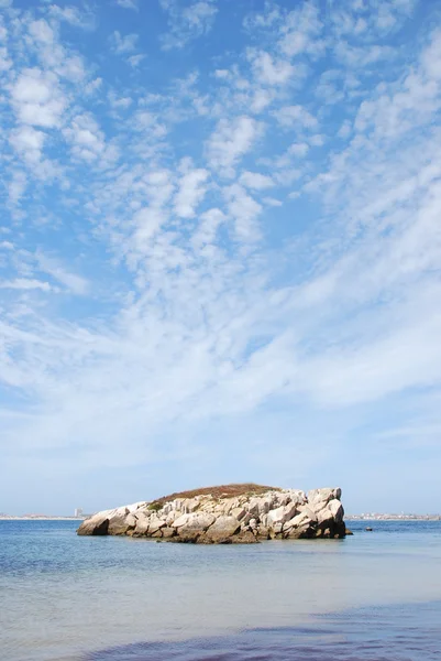 Huge rock at Baleal beach (dramatic cloudscape) — Stock Photo, Image