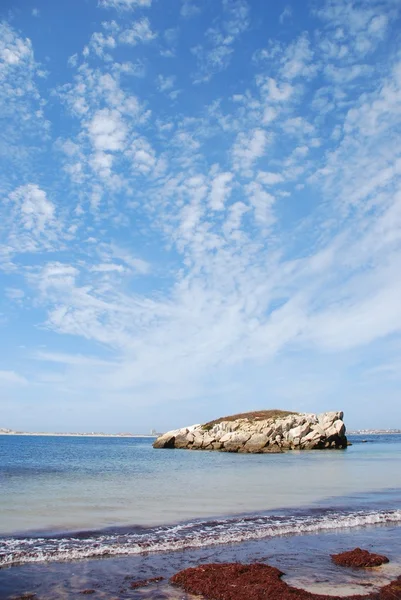 발리 알 해변 (극적인 cloudscape에서 거 대 한 바위) — 스톡 사진