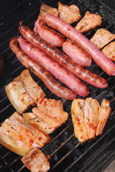 Smakelijke maaltijd met verse vlees op grill — Stockfoto