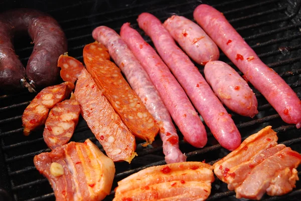 Smakelijke maaltijd met verse vlees op grill — Stockfoto