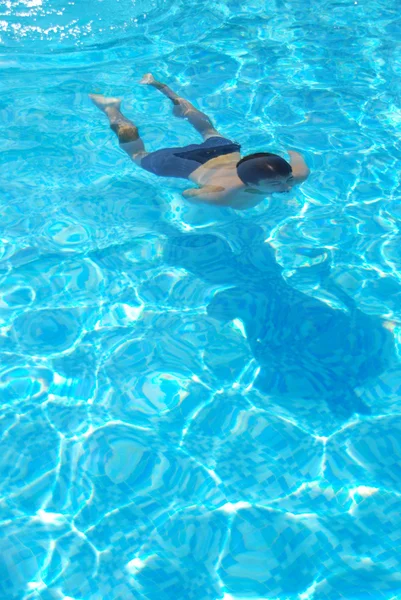 Νεαρός άνδρας κολυμπά κάτω από το νερό — Φωτογραφία Αρχείου