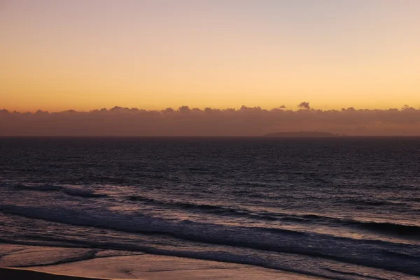 Πολύχρωμο ηλιοβασίλεμα στην praia del rey, Πορτογαλία — Φωτογραφία Αρχείου