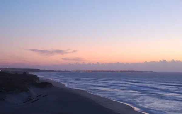 Kolorowy zachód słońca na plaży praia del rey, Portugalia — Zdjęcie stockowe
