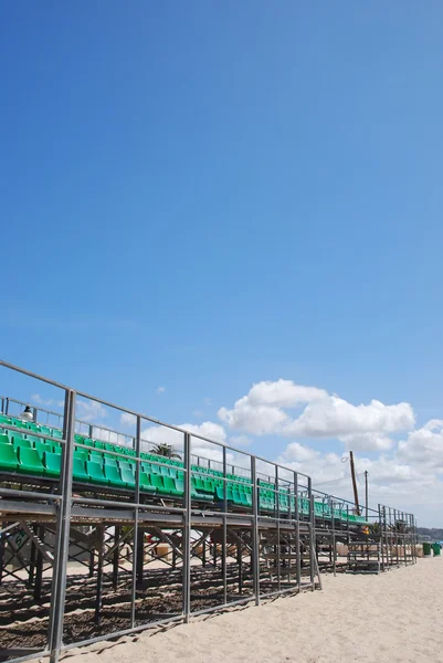Зеленые трибуны стадиона — стоковое фото