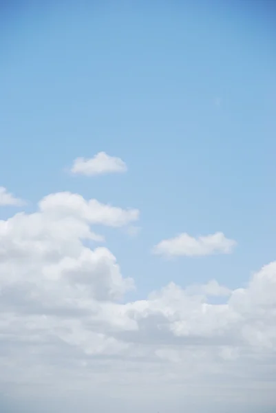 Nuvens encantadas no céu azul — Fotografia de Stock