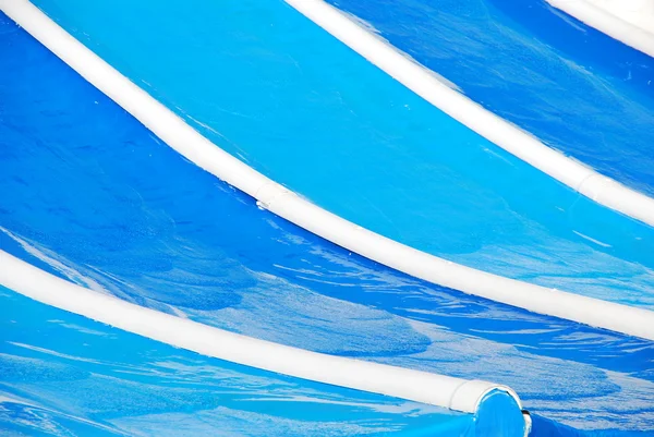 Corrediça de água azul em um parque aquático — Fotografia de Stock