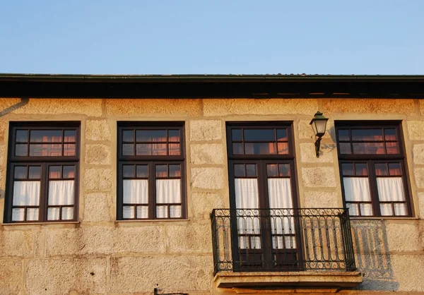 Fasáda a balkon typického domu v porto, Portugalsko — Stock fotografie