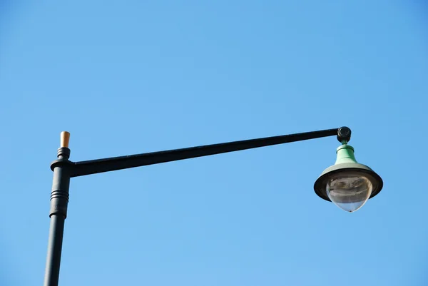 Vintage lantaarnpaal (blauwe hemelachtergrond) — Stockfoto