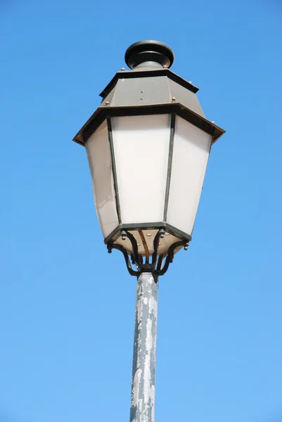 老式的路灯柱子 (蓝蓝的天空背景) — 图库照片