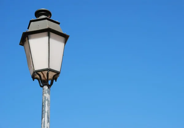 Vintage lampadaire (fond bleu ciel ) — Photo