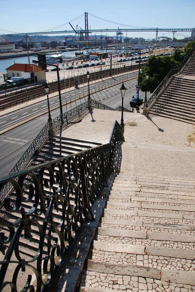 Cityscape bakış 25 Nisan köprü Lizbon, Portekiz — Stok fotoğraf