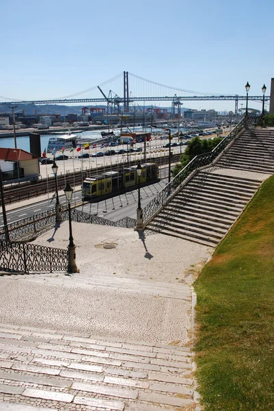 Stadsbilden syn på 25 april bron i Lissabon, portugal — Stockfoto