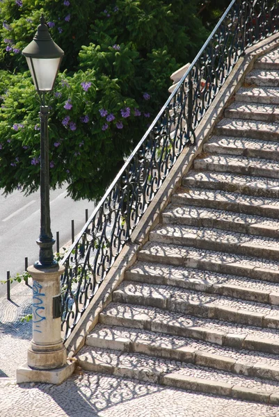Escalier vintage avec lampadaire traditionnel — Photo